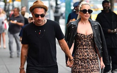 Lady Gaga ăn diện sexy, khoe vòng 1 nóng bỏng khi đi hẹn hò với bạn trai trên đường phố New York