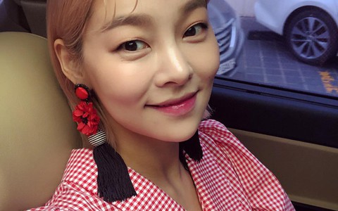 Chiếc áo họa tiết gingham này có gì hay mà lại đốn tim loạt sao nữ Hàn và luôn trong tình trạng "cháy hàng"