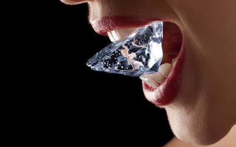Chẳng may bị đá lạnh dính vào lưỡi: Ghim ngay cách sơ cứu đúng cách, tránh gây phồng rộp, chảy máu lưỡi