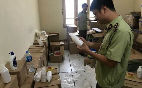 Hà Nội: Phát hiện kho sữa tắm trắng da, bàn chải đánh răng trẻ em giả mạo, không rõ nguồn gốc