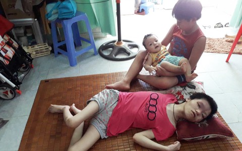 Đà Nẵng: Người mẹ nghèo nuôi 3 con thơ nheo nhóc, bất lực nhìn con gái 15 tuổi co giật vì bệnh u máu quái ác