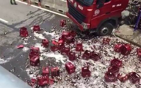 Thanh Hóa: Xe đầu kéo chở bia gặp nạn, hàng nghìn chai bia rơi vãi kín mặt đường
