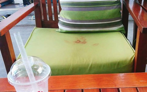 Khách nữ ra về để lại vệt bẩn màu đỏ trên nệm ghế, nhân viên quán trà sữa đỏ mặt không biết lau kiểu gì