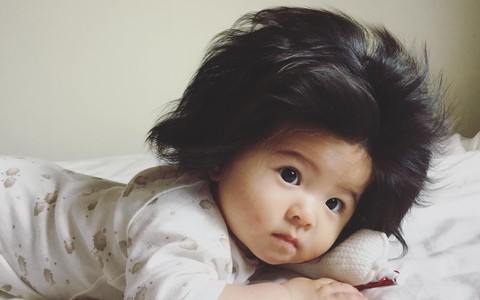 Bé gái Nhật Bản có mái tóc bồng bềnh khiến dân mạng "khóc thét" vì quá dễ thương