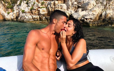 3 cô nàng nóng bỏng và chiêu xoa dịu nỗi buồn thất bại với 3 chàng trai hot nhất mùa World Cup 2018 khiến các chàng vô cùng cảm kích