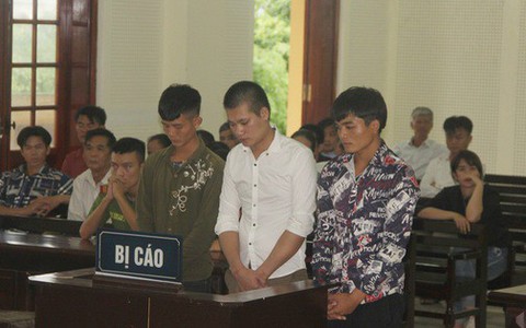 Xin quan hệ xong, nam thanh niên để cho 2 bạn thân hiếp dâm người yêu 17 tuổi