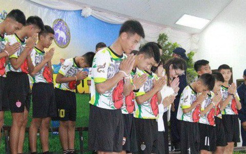 Họp báo đội bóng nhí mắc kẹt: Các cậu bé kể lại diễn biến trong hang, cùng gửi lời cầu nguyện tới người lính Navy SEAL đã thiệt mạng
