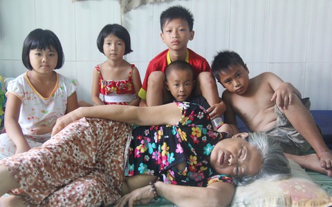 Bố mẹ bỏ đi, 8 đứa trẻ sống nheo nhóc nhìn bà ngoại liệt nửa người mà không tiền chữa trị: Tụi con muốn đi học và được ăn no