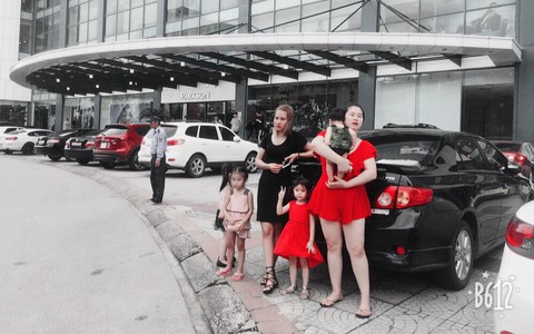 Mặc váy đỏ sexy ra đường, mẹ bỉm sữa 80kg bị nhìn như “người ngoài hành tinh”, hội chị em lại rào rào ủng hộ