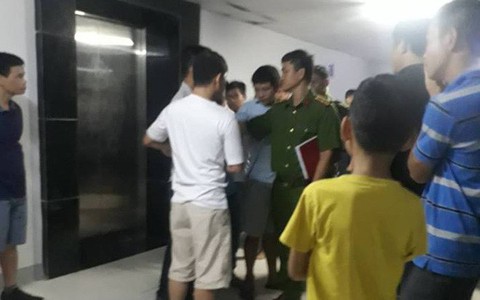 Xót xa cảnh người chồng khóc ngất, không thể đứng vững khi hay tin vợ là nghi phạm thắt cổ 2 cháu bé tử vong