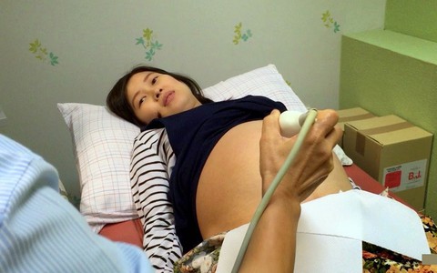 Vợ kể chuyện chồng làm bác sĩ sản khoa, đi đỡ đẻ gặp ngay người yêu cũ, chị em đổ xô hỏi "Xong rồi sao?"