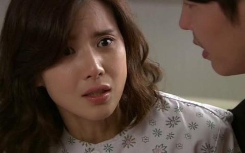 Tưởng "úp sọt" giữ được chân trai trẻ, 3 năm sau vợ trẻ ngậm ngùi nhìn chồng bỏ con đẻ nuôi con riêng của người cũ
