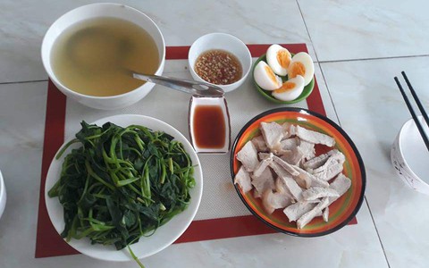 Tự nhận mình khéo tay, dạy chị em nấu cơm với 35 nghìn, cô vợ trẻ khiến dân tình cười đau ruột vì mâm toàn món luộc