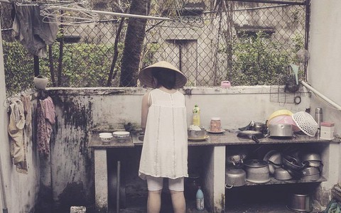 Cô cháu tố bà thím Việt kiều về thăm quê, phải nấu ăn rửa bát 1 buổi mà nói xấu cháu khắp nơi, ai ngờ người ta mắng thêm 