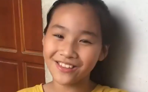 Nối gót Khánh Vy, cô bé 10 tuổi Nghệ An trổ tài hát 7 thứ tiếng với chất giọng đáng kinh ngạc