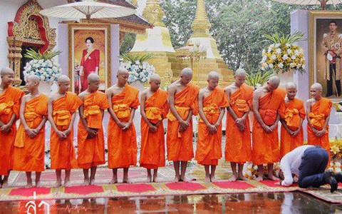 Các thành viên đội bóng Thái Lan xuống tóc vào chùa tu tập và tưởng niệm người thợ lặn đã mất