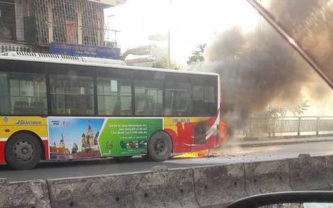 Hà Nội: Xe buýt đang chở khách trên đường bỗng bốc khói dữ dội
