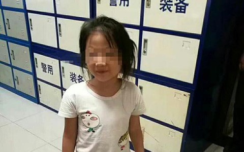 Nghĩ mẹ yêu em trai hơn mình, bé gái 6 tuổi bỏ nhà đi, lạc đường không thể về nhà đến khi cảnh sát tìm được
