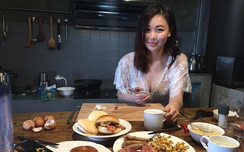Em chồng lên mạng tố chị dâu lười biếng để mẹ chồng làm hết việc, ai ngờ "nạn nhân" phát hiện ra, xô xát ngay tại trận