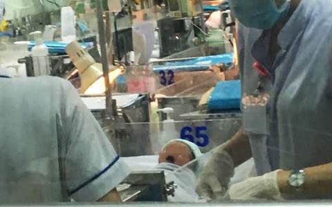 Bé trai bị mẹ nghiện ma túy và nhiễm HIV bỏ rơi đang được điều trị cắt cơn nghiện tại BV Nhi Đồng