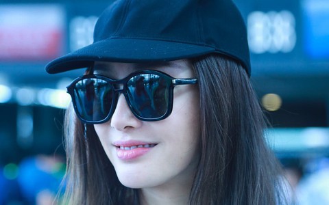 Xuất hiện ở sân bay, "Hoàng hậu" Tần Lam bị soi nhan sắc đời thường không lung linh như phim
