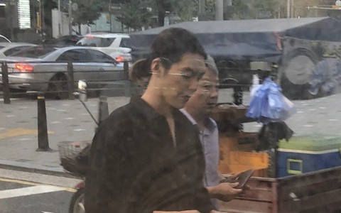 Ngoại hình khác lạ của Woo Bin trong lần đầu xuất hiện sau khi điều trị bệnh ung thư: Thân hình gầy gò, tóc dài buộc túm phía sau