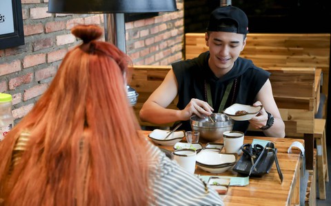 Vừa mới công khai bạn gái, Huỳnh Anh đã vui vẻ đi ăn với người đẹp khác