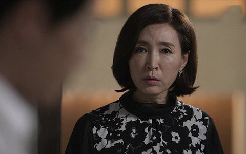 Chê con dâu nghèo kiết xác, ngày nhập viện mẹ chồng lặng lẽ khóc khi nhìn thấy tờ giấy lạ trong ví