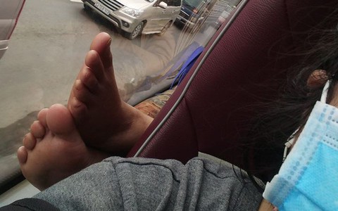 Nỗi ám ảnh kinh hoàng khi đi xe khách: Những "đôi bàn chân xinh" như vị khách không mời khiến ai nấy sợ xanh mặt