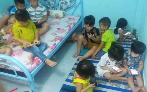 Bức ảnh khiến người lớn giật mình:  Đám trẻ quây quần nhưng không chơi với nhau, chỉ im lặng dán mắt vào điện thoại