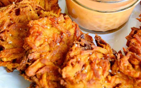 Trời mưa làm bánh khoai nóng hổi vừa thổi vừa ăn ngon tuyệt