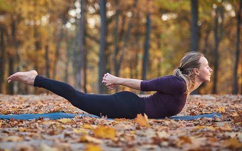 Ngay từ tối nay tập ngay 8 tư thế yoga này để sở hữu bụng phẳng, eo thon săn chắc
