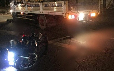 Đưa con nhỏ đi khám, cả gia đình 3 người thiệt mạng thương tâm dưới bánh xe tải