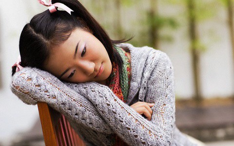 Chồng bắt ngủ riêng ba tháng chỉ vì tôi lỡ nói đùa trước đám nhân viên của anh