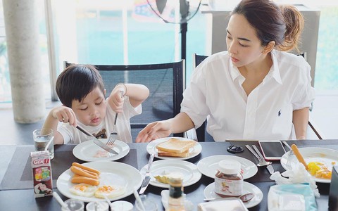 Lên mạng xin lời khuyên về việc dạy con “thân với người giàu, chơi cùng người giỏi”, mẹ trẻ 9x bị ném đá tơi bời