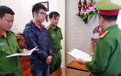 “Hiệu trưởng” tự phong 25 tuổi bị bắt, hàng trăm học viên và giáo viên hoang mang với chứng chỉ giả