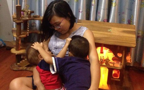 Từng cạn kiệt sữa mẹ nhưng chỉ làm 1 điều duy nhất, mẹ Việt lại tràn trề sữa cho 2 con bú cùng lúc 