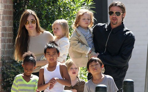 Angelina Jolie khiến các con cảm thấy tồi tệ và áp lực khi bị lôi vào cuộc chiến ly hôn 