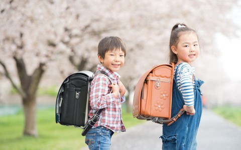 Gạt bỏ nỗi lo khi con lần đầu đi học: Hãy để con được bước ra bao la thế giới ngoài kia