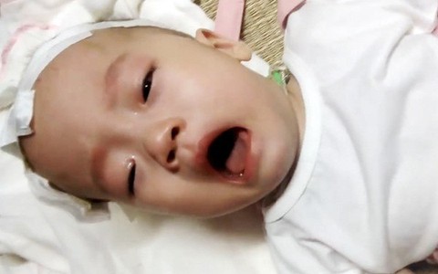 Cha nghèo tha hương cứu con gái 14 tháng tuổi nằm viện từ lúc lọt lòng vì căn bệnh quái ác

