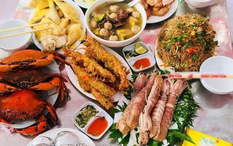 Có người khoe cỗ cưới quê với 11 món sang chảnh, bóc hải sản mỏi tay chỉ 1,8 triệu, dân tình đoán trúng phóc quê hương