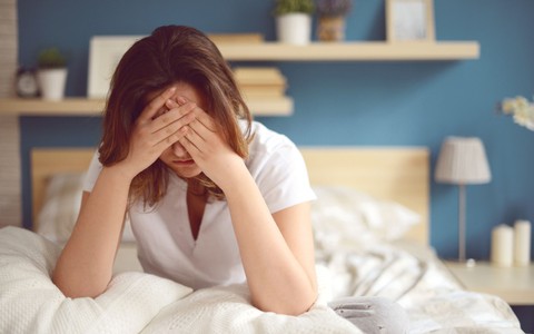 Dâu trẻ "hết hồn" vì bố chồng bị vảy nến vẫn đòi dùng chung khăn mặt, mẹ chồng cả mùa hè mới tắm 11 lần