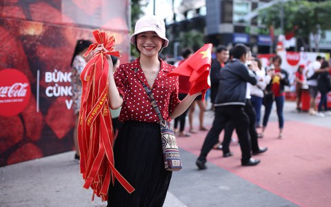 Không kém mày râu, những bóng hồng đã tề tựu rất đông để cổ vũ Olympic Việt Nam trong trận bán kết
