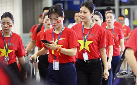 Sân bay Nội Bài nhuộm đỏ màu cờ sắc áo, hàng trăm cổ động viên lên đường sang Indonesia tiếp lửa cho đội tuyển Olympic Việt Nam