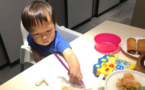 "Thơ ngây" hỏi con 3 tuổi đã cho ăn cơm được chưa, mẹ trẻ này được chị em "thật thà" tư vấn: Sớm thế, đợi 30 tuổi hãy cho ăn!