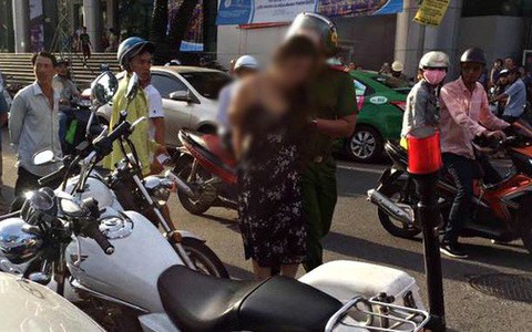 Cảnh sát chặn bắt người phụ nữ lái ô tô Mercedes lạng lách trên đường phố Đà Nẵng