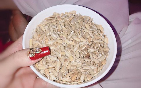 Khoe chồng soái ca ngồi tách cả ca hạt hướng dương chiều vợ, tưởng được xuýt xoa ai ngờ dân mạng nói mát: "Rảnh quá ha"