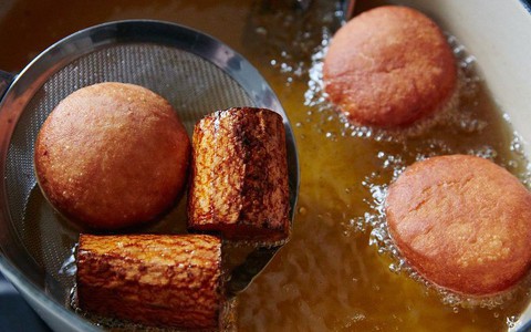 Học theo ông bà xưa, cứ chiên món nào tôi cũng cho 2 miếng cà rốt vào chảo, đó là bí quyết để món rán không bị đen sì