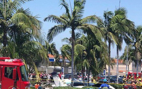 Máy bay rơi gần trung tâm mua sắm ở California, 5 người thiệt mạng