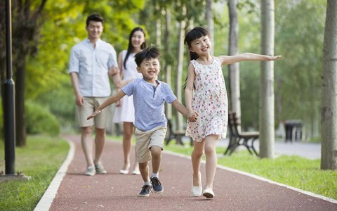 Ai cũng biết trẻ con thường xuyên mắc lỗi, nhưng không phải bố mẹ nào cũng hiểu nên xử trí ra sao mới hợp lý